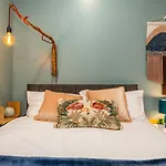Romantic Getaway Studio Pods Close To City Centre With Free Wifi