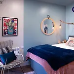 Romantic Getaway Studio Pods Close To City Centre With Free Wifi